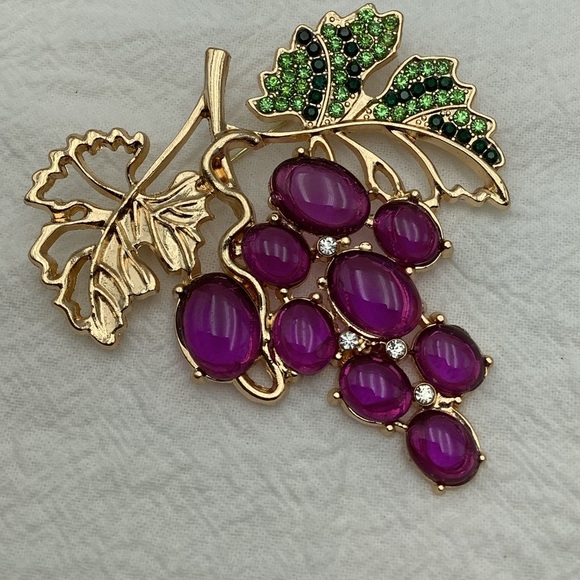 Ripe off the Vine Large Grape Brooch - Picture 1 of 3